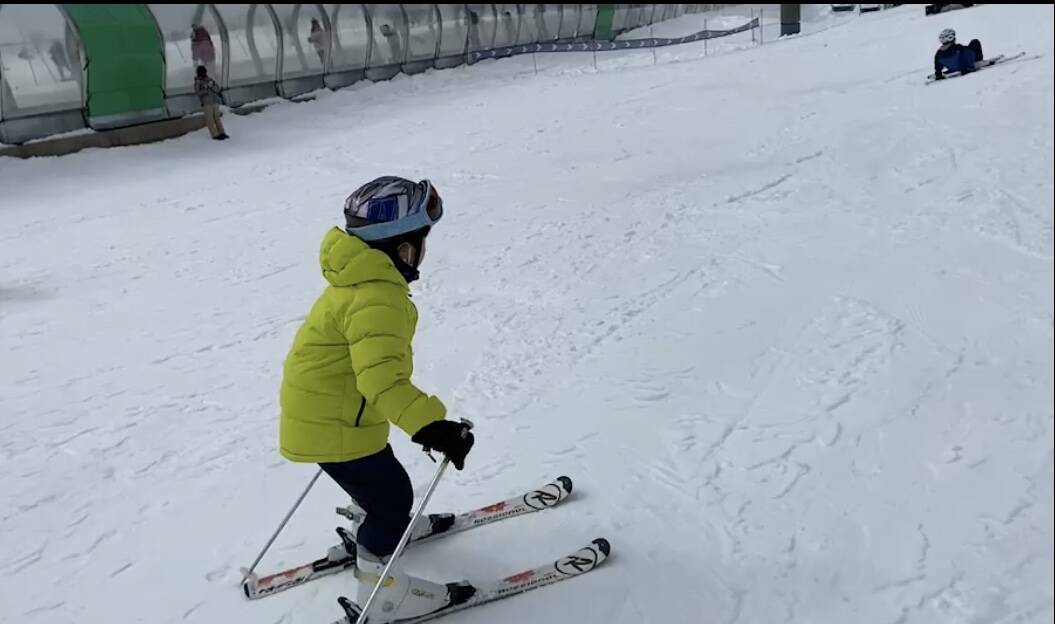 スキーウェアもない、滑れない3歳児がいる…ミニマリストな共働き一家の
