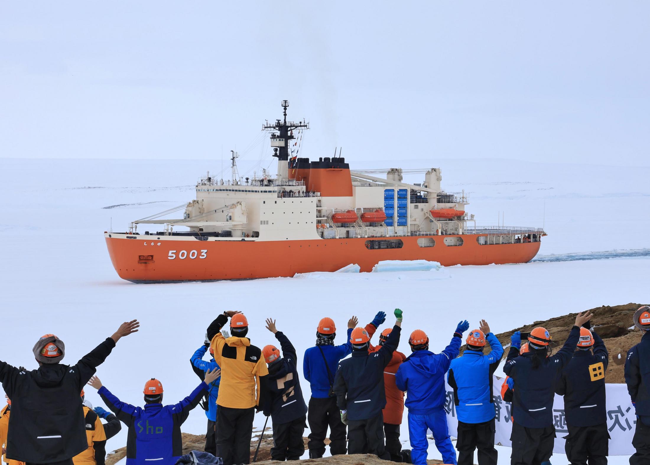 しらせが昭和基地接岸 南極観測船（共同通信） - Yahoo!ニュース