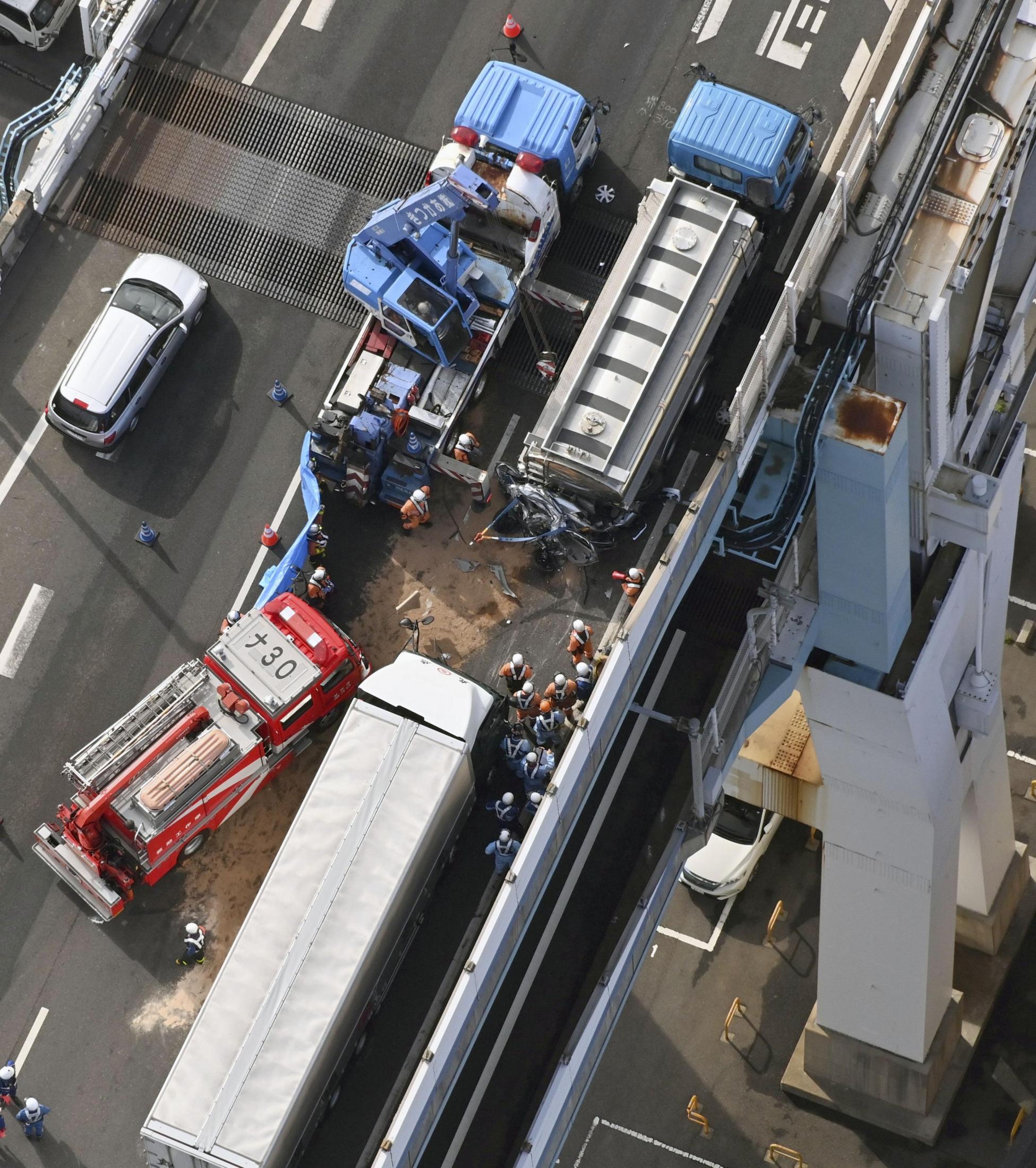 阪神高速、4台玉突きで2人死亡 挟まれた軽乗用車が大破（共同通信 