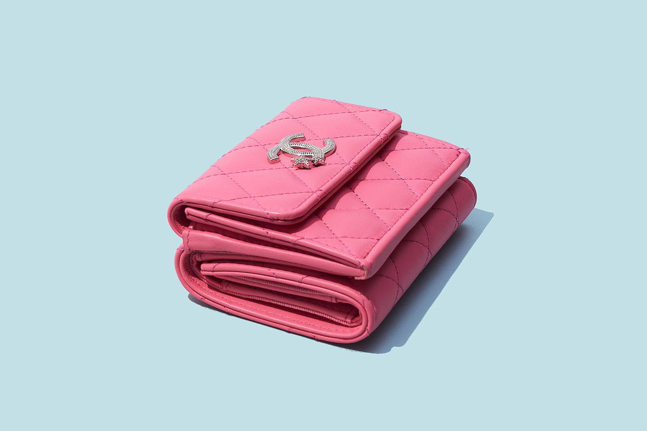 シャネルの新作財布】気分も高揚するピンクのミニ財布で愛情運をめぐら