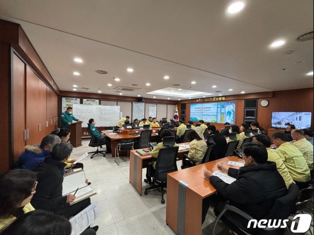 韓国の自治体、大雪注意報で「夜9時に会議」30分前に通知…副市長ら 