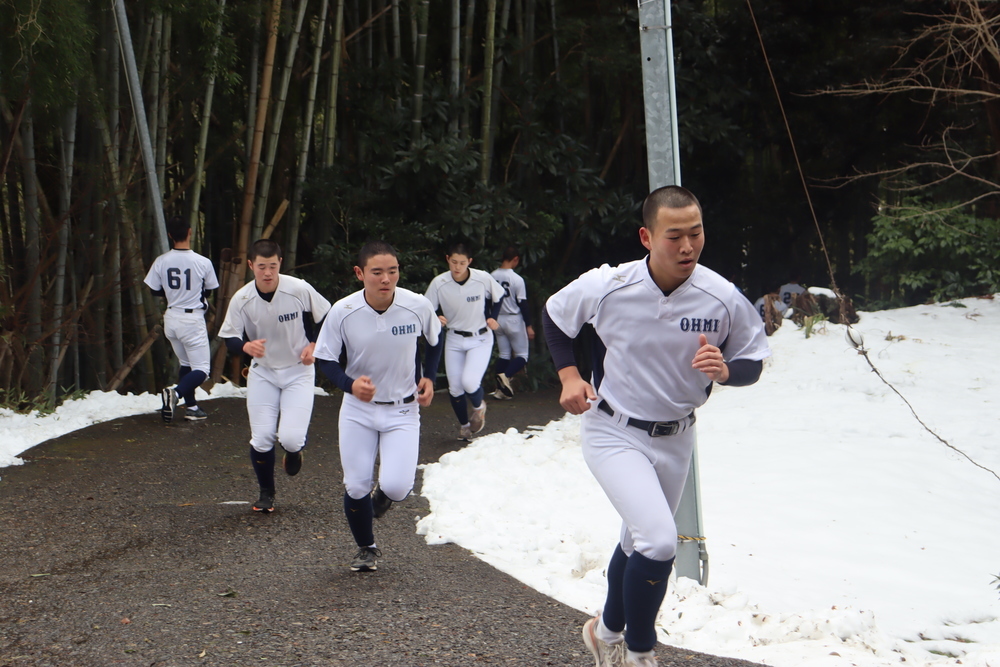 センバツ２０２４ 頂へ、駆け上がれ 近江、伝統の「弁天ダッシュ」 雪中も練習に熱 ／滋賀（センバツLIVE！） - Yahoo!ニュース