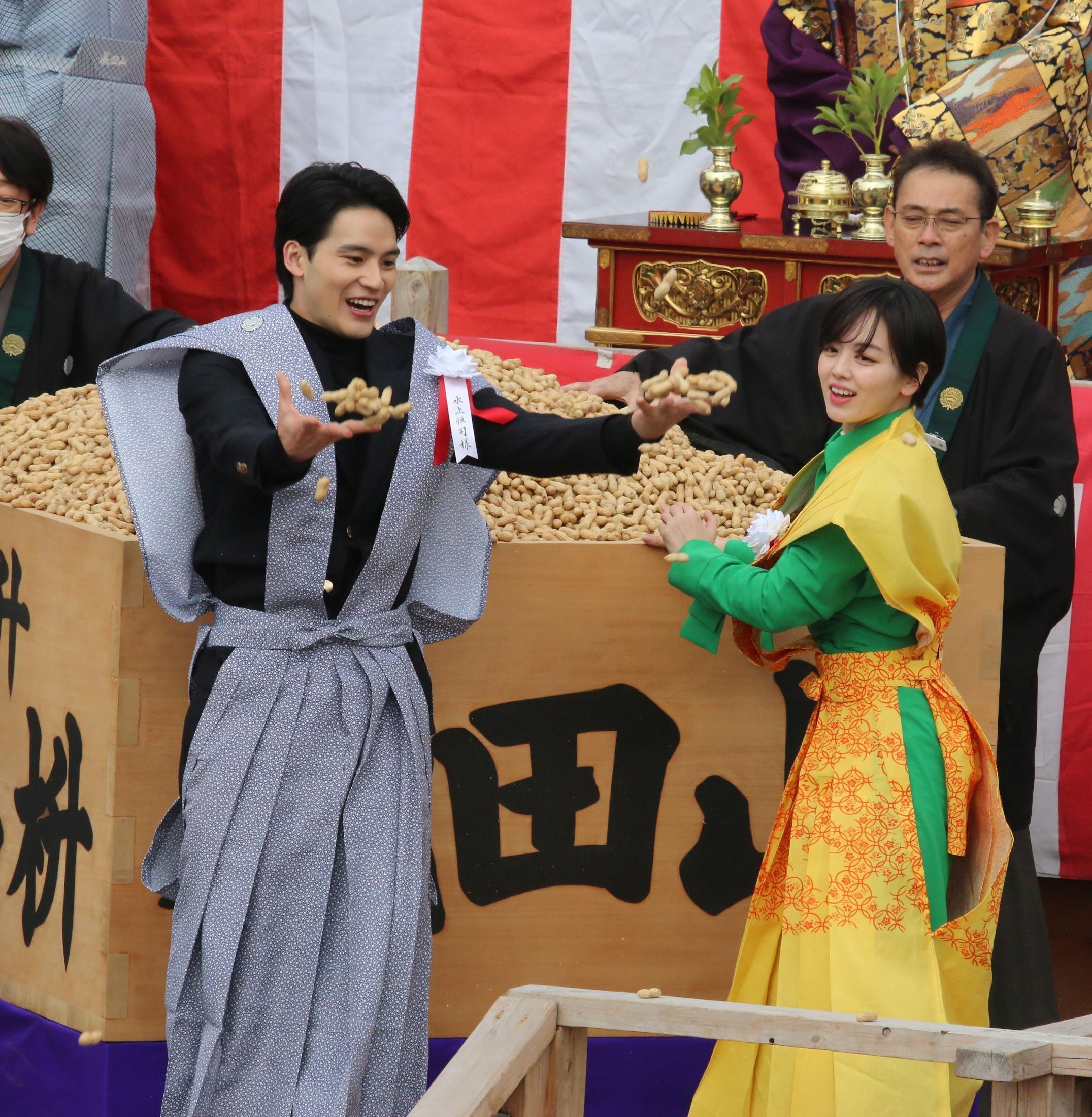 朝ドラ「ブギウギ」出演の水上恒司、伊原六花らが大阪・成田山で