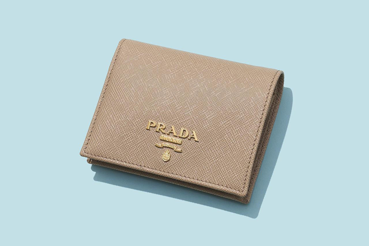 プラダの新作財布】内側は爽やかブルー！大人の二つ折り財布（T JAPAN
