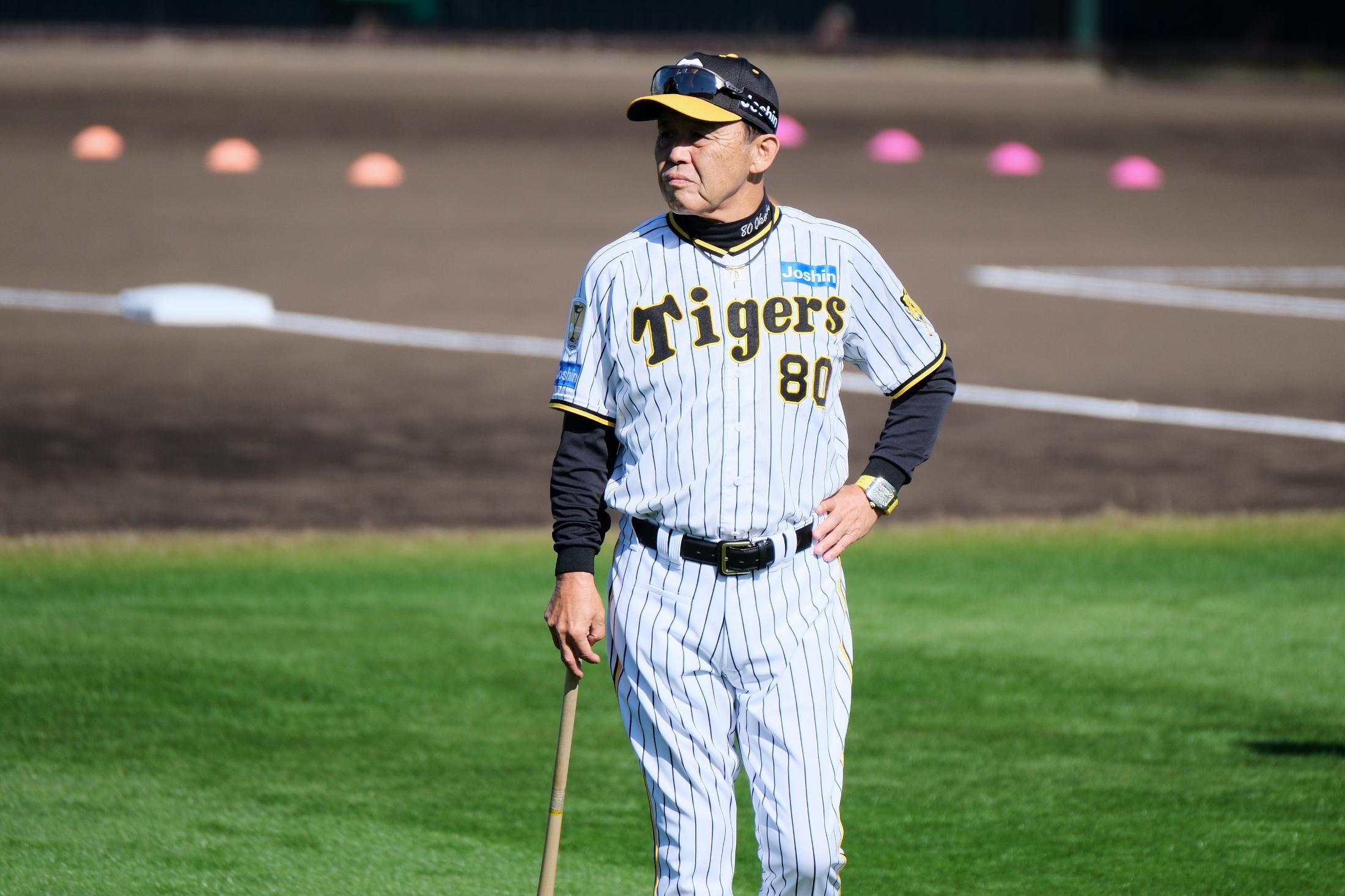 阪神タイガース 岡田彰布監督♯80 キャンプロゴ ベースボールシャツ is