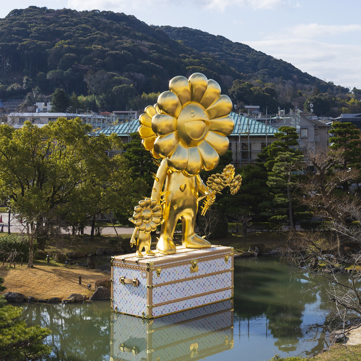 村上隆「お花の親子」と「ルイ・ヴィトン」トランクが京セラ美術館の 