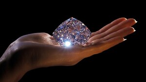 実は希少ではないダイヤモンドが高価な宝石になるまで、なぜ「心理的必需品」となったのか