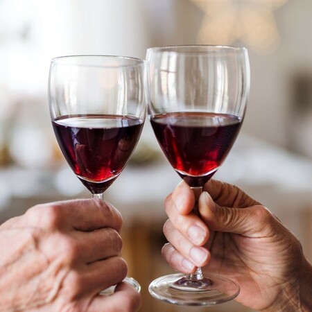 お酒を一緒に飲むカップルは長生きする？米調査が示唆(ウィメンズヘルス)