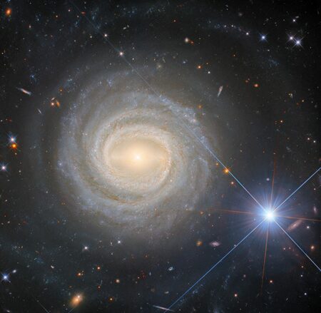 優雅に渦巻く“ケンタウルス座”の棒渦巻銀河「NGC 3783」 ハッブル宇宙望遠鏡で撮影(sorae 宇宙へのポータルサイト)