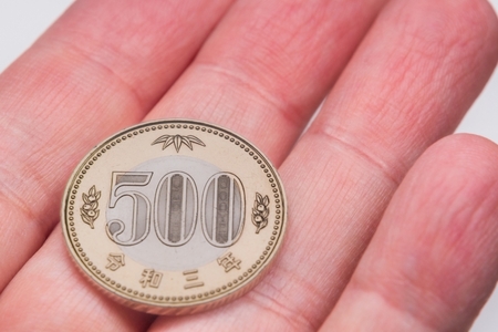 お釣りが「新500円玉」のときは「旧500円玉」との交換をお願いしていますが、迷惑でしょうか。また、それぞれの硬貨はどれだけ発行されていますか？(ファイナンシャルフィールド)
