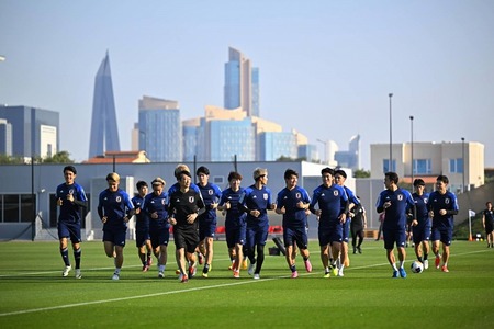 UAE戦の前日練習は32度の暑さの中でスタート！ 雰囲気は良好、チームメイトにいじられていた2選手は？【U-23アジア杯】(SOCCER DIGEST Web)