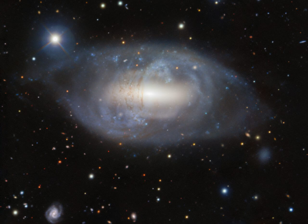 4000万光年先で輝く極リング銀河の姿 “おおぐま座”の「NGC 2685 