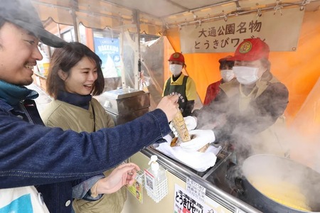 香ばしさ香る　「とうきびワゴン」　今季の営業始まる　札幌・大通公園(北海道新聞)