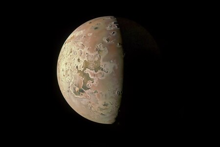 木星衛星のイオの火山活動、太陽系の初期から続いていると判明、長年の謎がついに明らかに(ナショナル ジオグラフィック日本版)