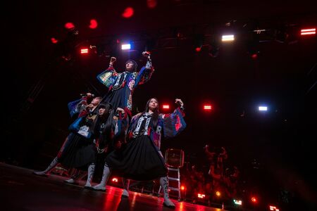 【ライブレポート】新しい学校のリーダーズが2週連続で「コーチェラ」大トリ飾る、SUZUKAは観客とハグ(音楽ナタリー)