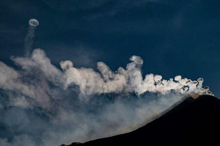 火山が「煙の輪」を吐き出す謎を解明、”珍現象”のわけも　イタリアのエトナ山などで話題に(ナショナル ジオグラフィック日本版)