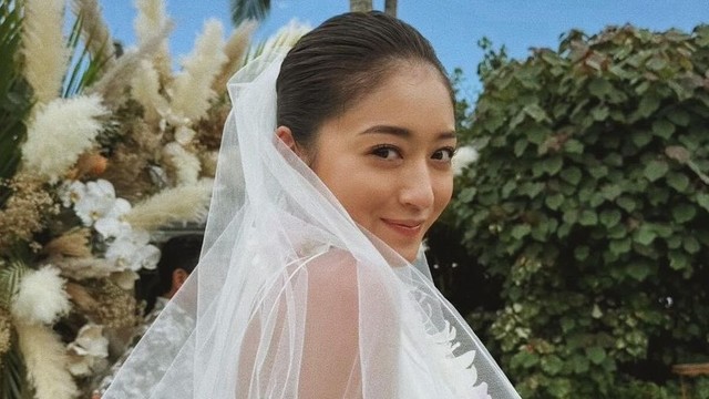 みちょぱ（池田美優）夕日バックに振り向くハワイ結婚式ショット 挙式