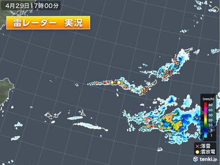 沖縄周辺で雷雲が発達　落雷発生　激しい雨も観測　大雨や竜巻などの激しい突風に注意(tenki.jp)