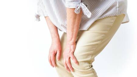 【50代の膝痛に】原因となる歩き方を変えるだけで痛みが楽に！股関節から歩くための「片脚振り子」(ヨガジャーナルオンライン)