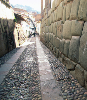なんと「カミソリの刃」すら通らないピッタリ密着した石積み…あまりに「精巧すぎて」スペイン時代が見劣りしてしまう「インカの文明の超技術」(現代ビジネス)