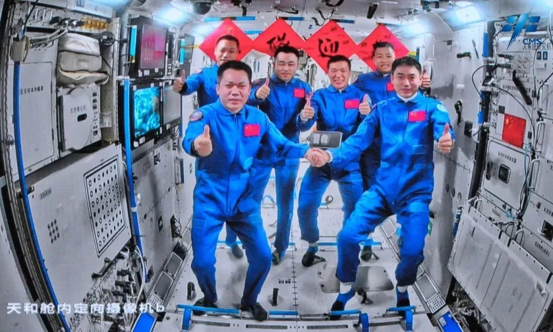 中国の宇宙船「神舟18号」が中国宇宙ステーションに到着 ゼブラ 