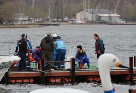 北海道・阿寒湖の釣り船不明、1人の死亡確認　残る1人の捜索続く(北海道新聞)