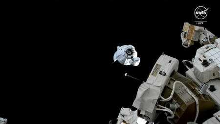 ISSでクルードラゴン宇宙船の移動作業実施　スターライナー到着に備える(sorae 宇宙へのポータルサイト)