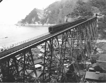 余部橋梁、旧橋一部保存と運休期間短縮のために採った奇想天外な施工法(JBpress)