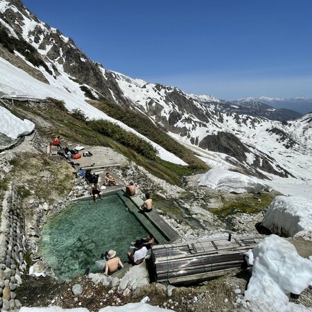 標高2100メートルの白馬鑓温泉でゆったり　好天の北アルプス、雪上は登山者らの列(信濃毎日新聞デジタル)