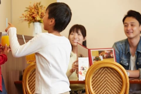 飲食店で奇声を上げ料理投げる子ども、スマホ見て注意しない親…清掃に30分以上、店主の本音「出禁にしたい」（弁護士ドットコムニュース） - Yahoo!ニュース