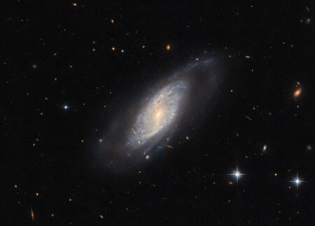 ハッブル宇宙望遠鏡が撮影した“うしかい座”の渦巻銀河「UGC 9684」(sorae 宇宙へのポータルサイト)