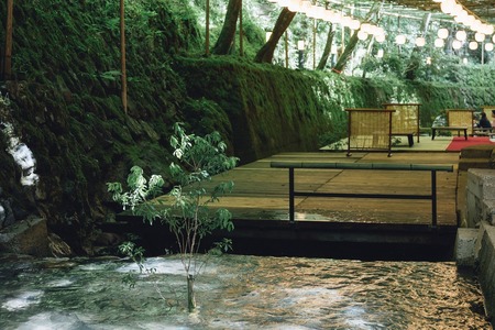 SANTASSÉ（サンタッセ）が京都・貴船神社の川床でポップアップイベントを開催(GQ JAPAN)