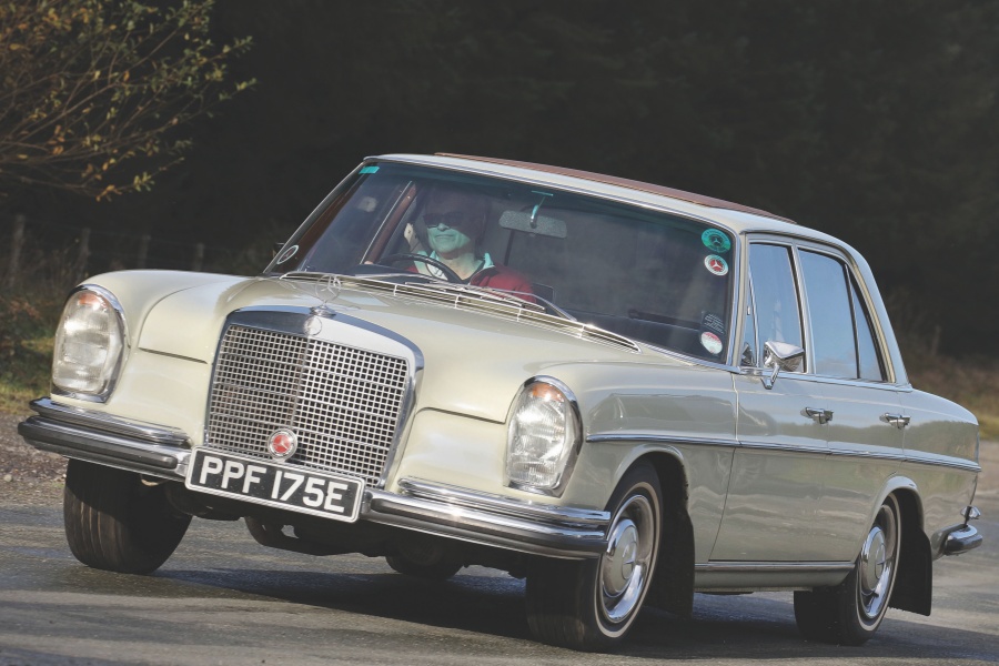 メルセデス・ベンツW108／W109型 殆どの部品は入手できる！ UK版中古車 