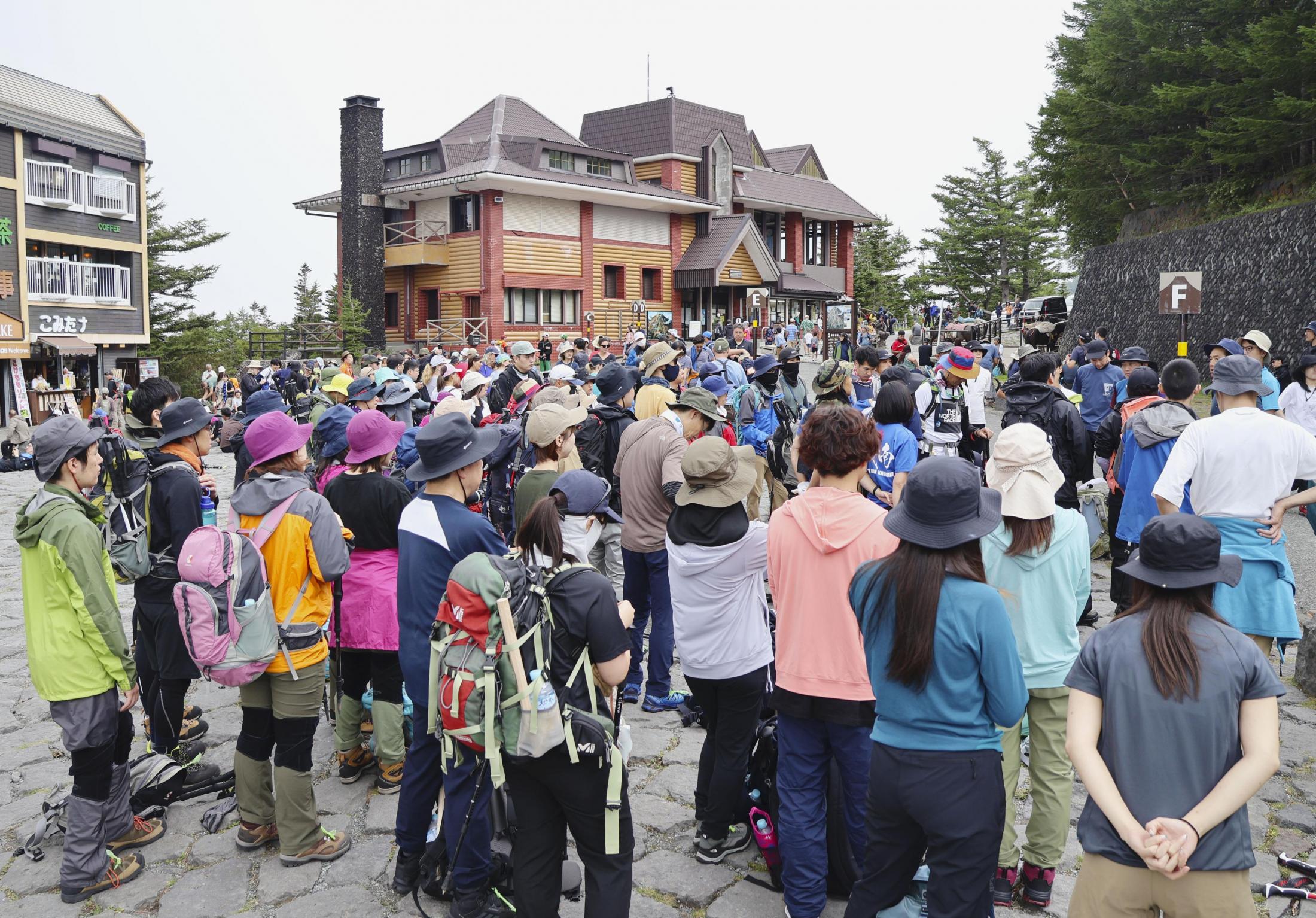 　山梨県は13日、富士山の山梨側の登山道「吉田ルート」で、通行予約システムを導入する方針を明らかにした。県は今夏、登山者に通行料2千円の支払いを義務付けることを決めており、事前決済できるようにし…