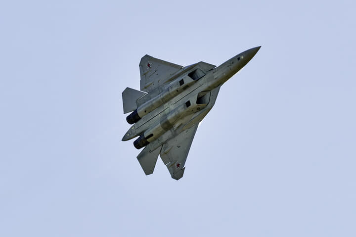 ウクライナ悲願のF16がロシアの最新鋭機Su57と対決するとき（ニューズ 