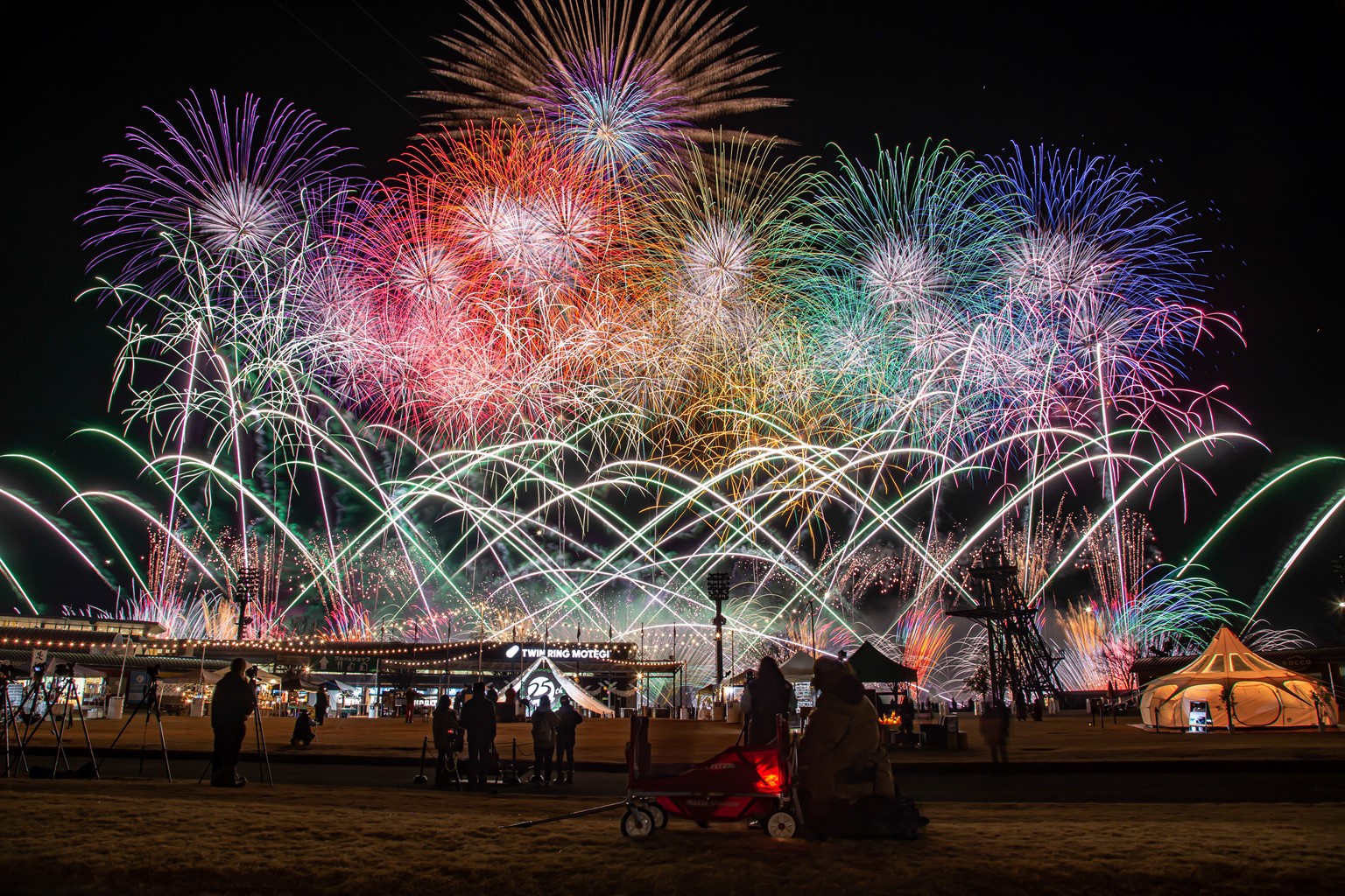 サーキットの夜空を彩る劇場型花火！8月14日に「モビリティリゾートもてぎ花火の祭典」開催（ウォーカープラス） - Yahoo!ニュース