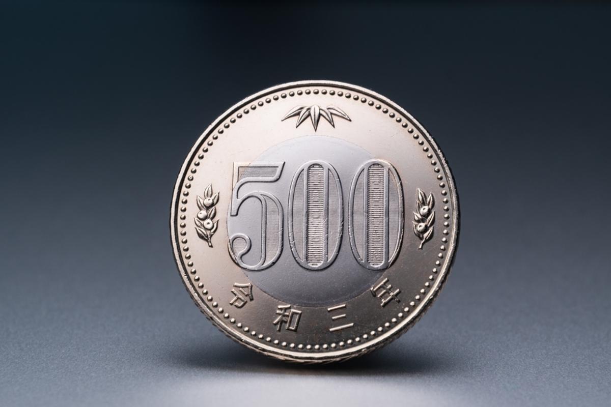 新500円玉」ってレアなんですか？ いまだに見かけたことがないのですが、流通量が少ないのでしょうか？  銀行などで「交換」してもらえますか？（ファイナンシャルフィールド） - Yahoo!ニュース