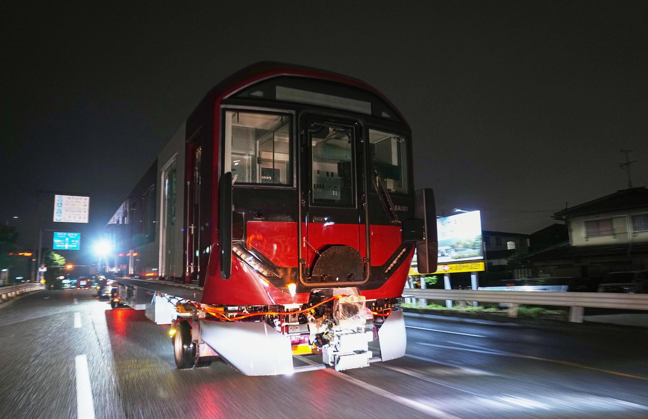 近鉄の新型車両、10月デビュー 24年ぶり、搬出作業を公開（共同通信） - Yahoo!ニュース