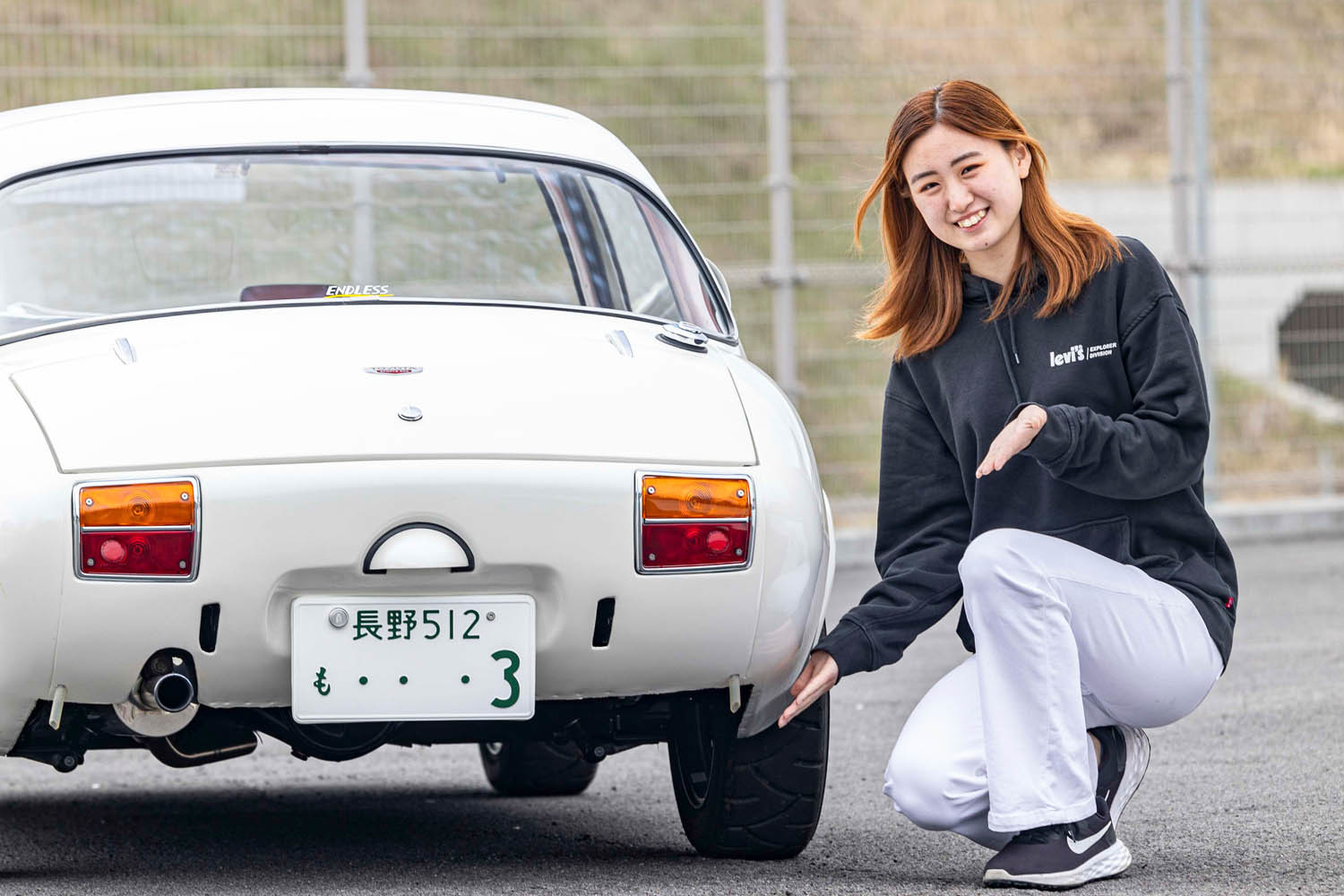 なつかしのトヨタ「スポーツ800」に20歳女子レーサーが乗ってみた！「この軽快な乗り味は攻めたくなっちゃいます！」【令和女子旧車に乗る】（Auto  Messe Web） - Yahoo!ニュース