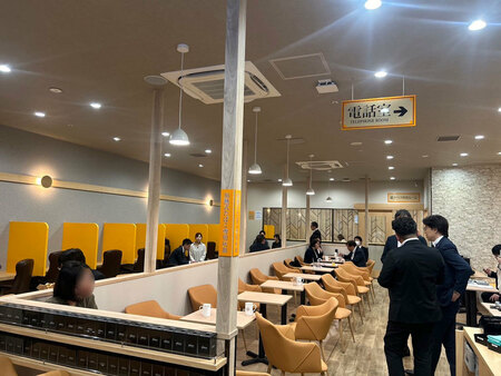 カラオケ館の新業態カフェは「おじさん仕様」 112席で店員1～2人(日経クロストレンド)