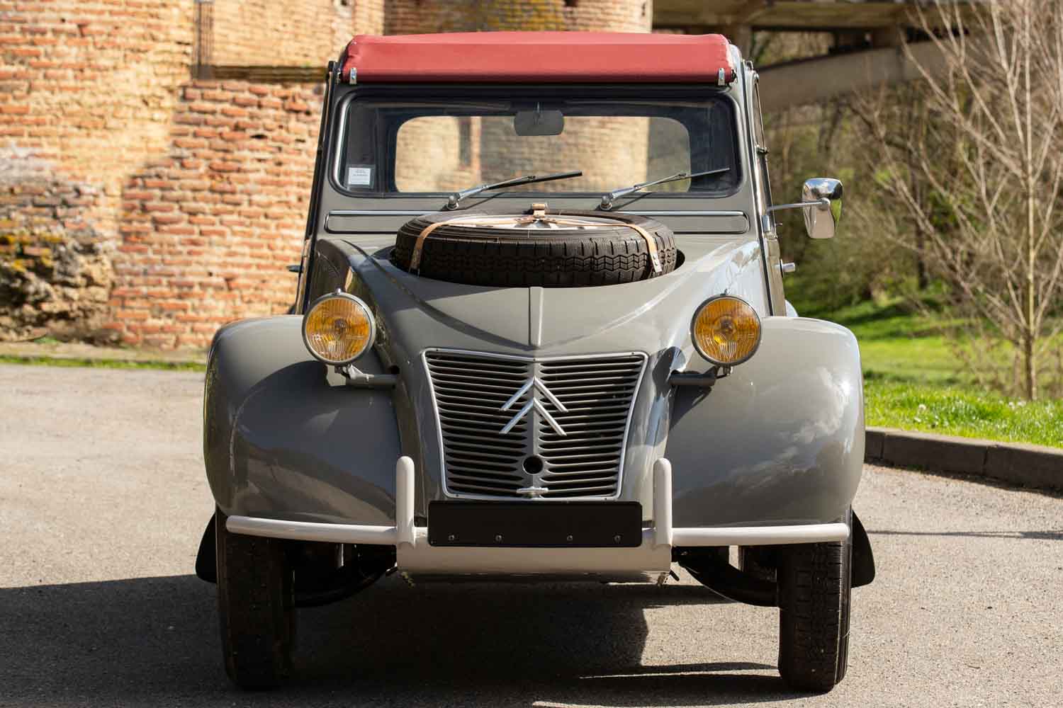 どうしてシトロエン「2CV」が2400万円も…!? エンジンを前後に2基搭載した「サハラ」は695台しか生産されなかった超レアモデルでした（Auto  Messe Web） - Yahoo!ニュース