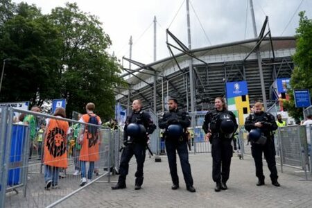 警察が危険人物に発砲…EURO2024、ポーランド対オランダの会場付近(サッカーキング)