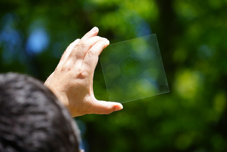 赤外光を吸収する透明な太陽電池 窓ガラスへの利用に期待、阪大などが開発(Science Portal)