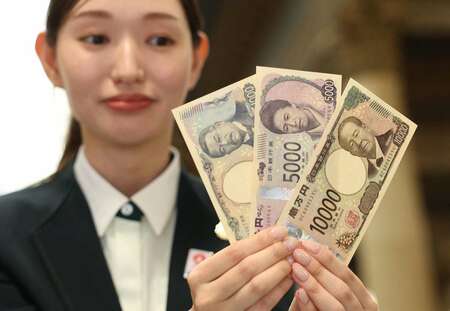 新紙幣発行　大阪の銀行窓口にも両替の列　「タンス預金」あぶり出しも期待(産経新聞)