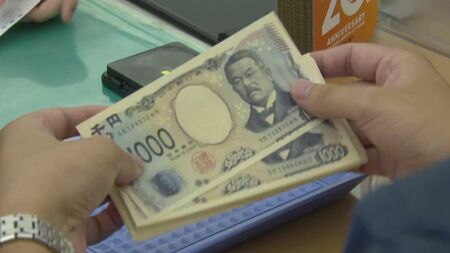 新紙幣フィーバー　銀行には両替求める多くの人　福岡・佐賀にゆかりの人や場所も(RKB毎日放送)