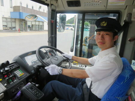 最年少19歳のバス運転手が誕生　千葉交通(ニッポン放送)
