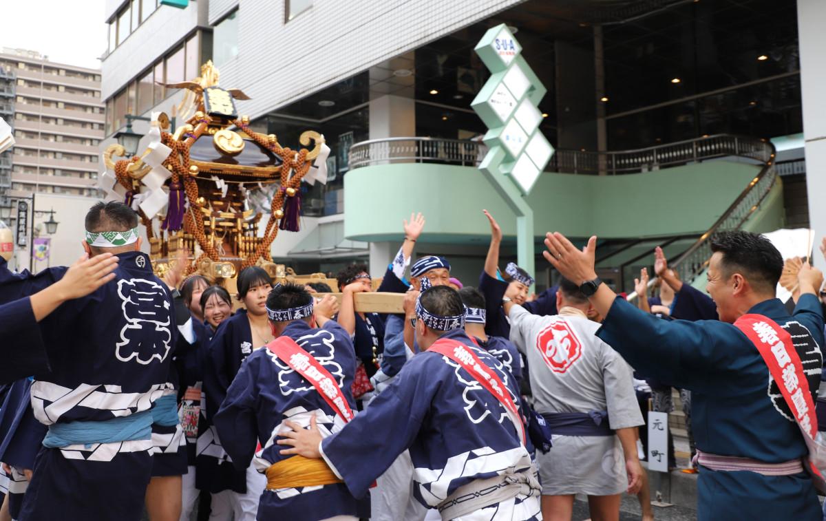 春日部の夜に威勢のいい掛け声響く　夏まつりに20基超のみこし（みんなの経済新聞ネットワーク） - Yahoo!ニュース