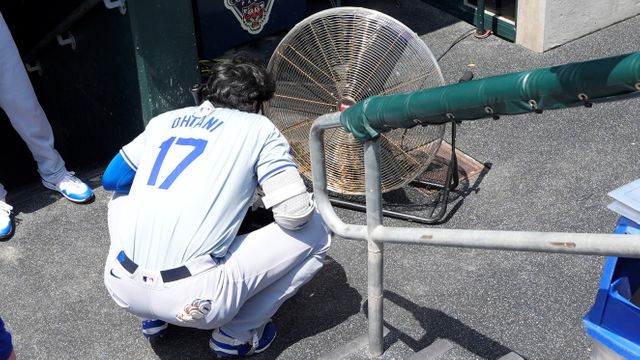 暑さとも戦う大谷翔平 巨大扇風機の前に陣取って涼む 右ヒジ