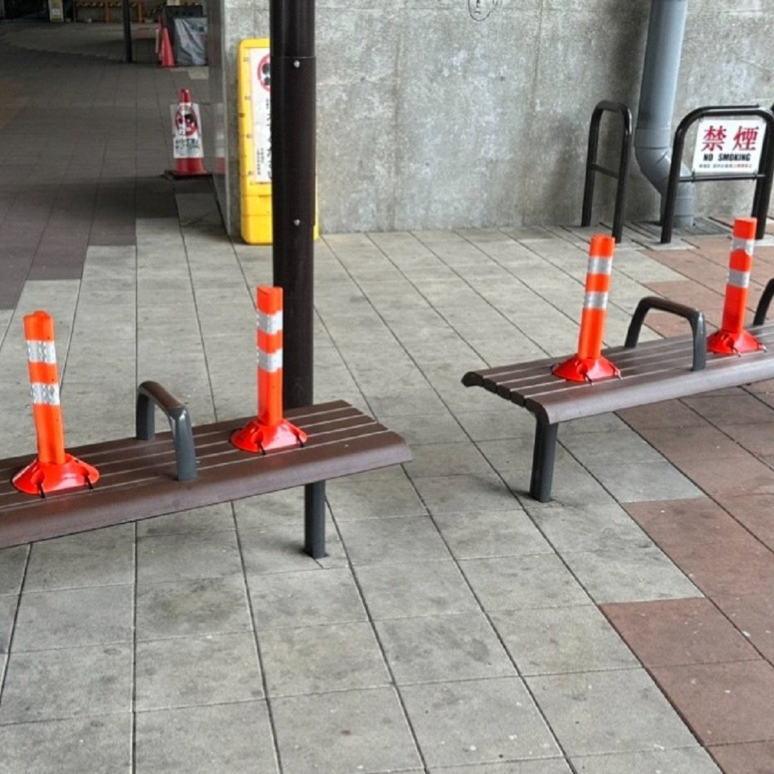 〈人を座らせないベンチ〉東京・新宿の“意地悪ベンチ”に批判続出！ 一方、下町では真逆の試み…ベンチだらけの商店街を取材（集英社オンライン） - Yahoo!ニュース