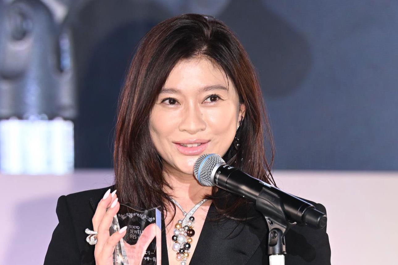 ＜今週のファッションチェック＞篠原涼子 超ミニドレスで美脚すらり 4590万円のジュエリーで華やかに（毎日キレイ） - Yahoo!ニュース